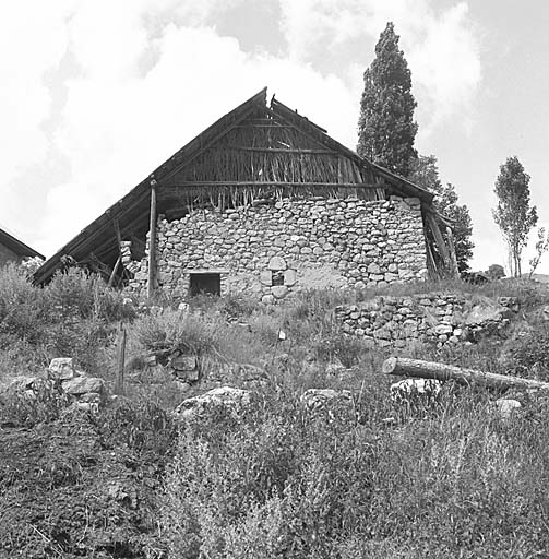 Montcheny. Clôture de pignon en branchages.