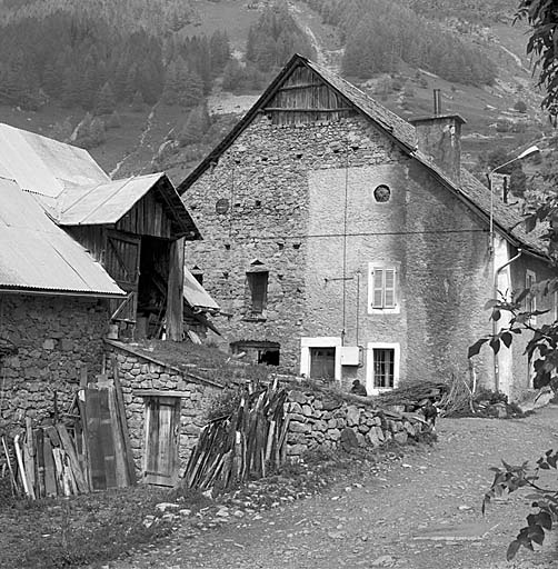 Prapic, parcelles 234 et 220. Le plan incliné qui permet d'accéder à la grange s'appelle le montage.
