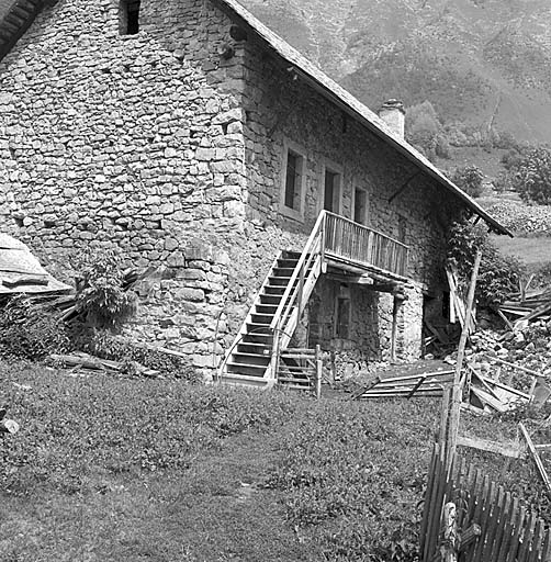 Prapic, parcelle 287. Le logis anciennement au rez-de-chaussée a été transféré à l'étage sans doute dans la deuxième moitié du XIXe siècle.