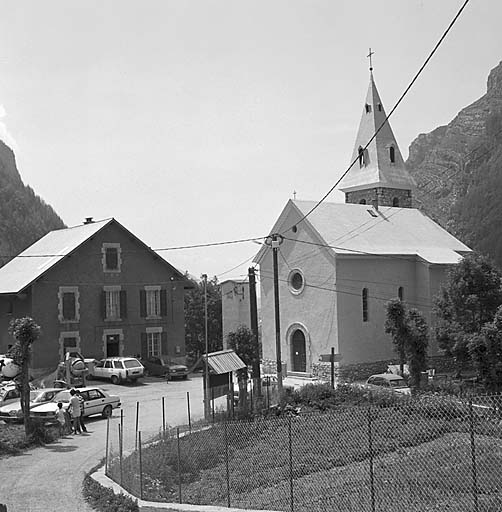 L'église et le presbytère encadrent la place du village.