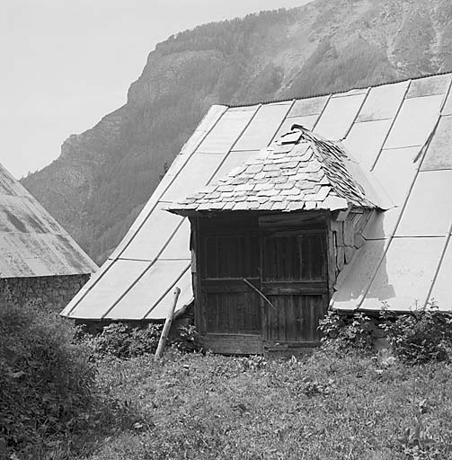 Prapic, parcelle 274. Lucarne d'entrée de grange dite demoiselle avec toit à croupe et essentage d'ardoise sur les côtés.