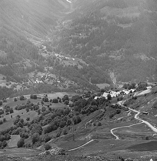 Vue prise des forests des Estaris. Les villages de l'Ubac : les Ratiers, les Audiberts, Archinard.