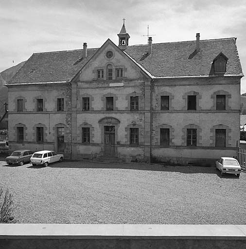 L'ancienne école libre de filles. Façade nord-ouest (sur la rue).