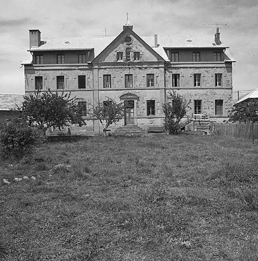 L'ancienne école libre de filles. Façade sud-est (sur le jardin). Noter la symétrie parfaite.