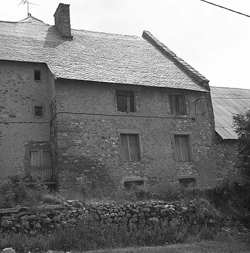 Mur gouttereau nord-ouest. A noter le pignon découvert appelé brise-feu dans la région.