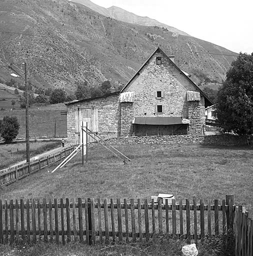 Pignon sud-ouest. A noter les contreforts protégés par des bardeaux.