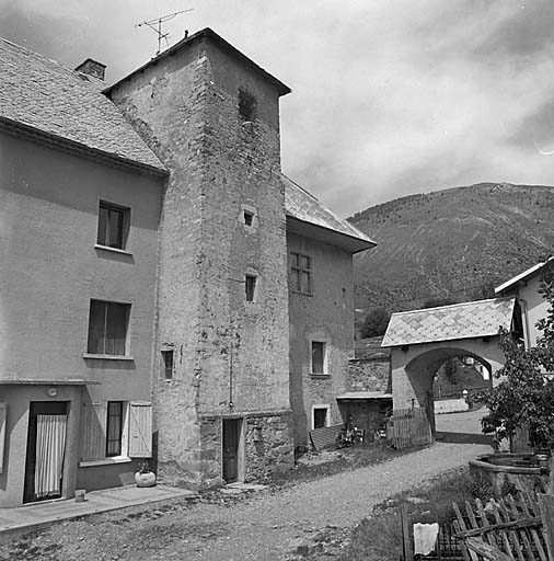 Façade sud-est : la tour carrée et le portail.