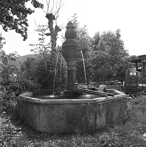 Fontaine dans la cour, face à la tour.