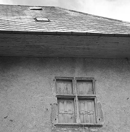 Fenêtre à meneau et croisillon sur la façade sud-est.