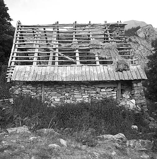 Ferme en ruine. Toit couvert de planches et de paille de seigle.