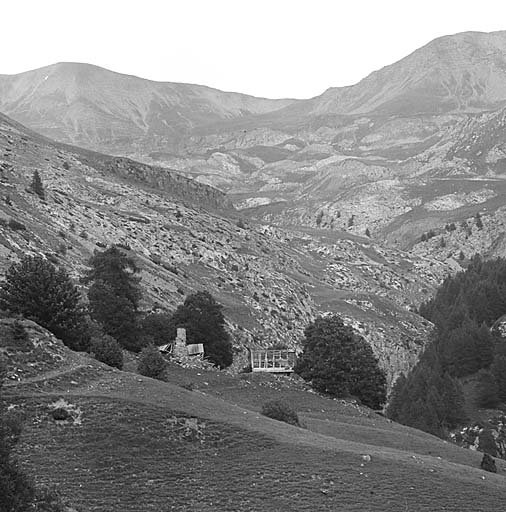 Les chalets de Roanne Haute. Vue prise de Roanne Basse.