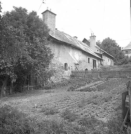 Parcelles 88, 89 et 90. Fermes d'aspect traditionnel au sud du village.