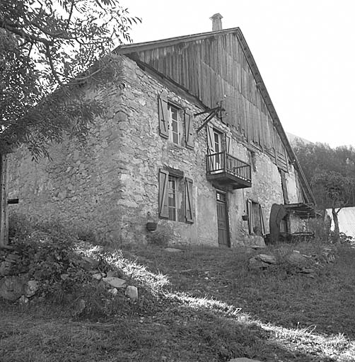 Les Chabauds, parcelle 124. Façade sud-ouest. Seule la partie de la façade correspondant au logis est ordonnancée.