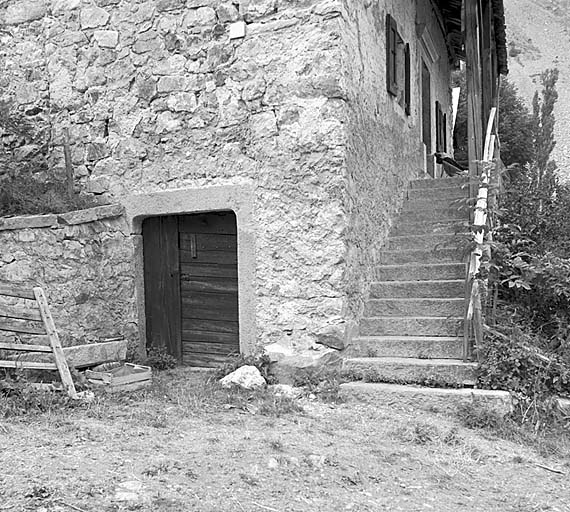 La porte de l'écurie et l'escalier qui mène aux pièces d'habitation.