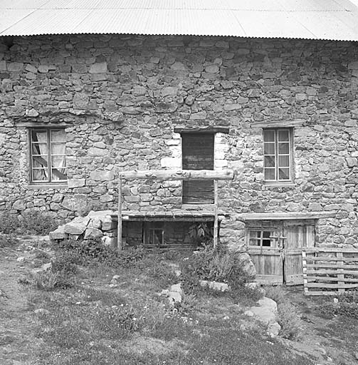 Façade sud. Détail de l'escalier d'accès à l'étage.