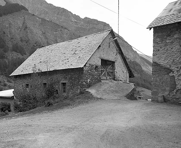 Le montage et l'entrée de grange.