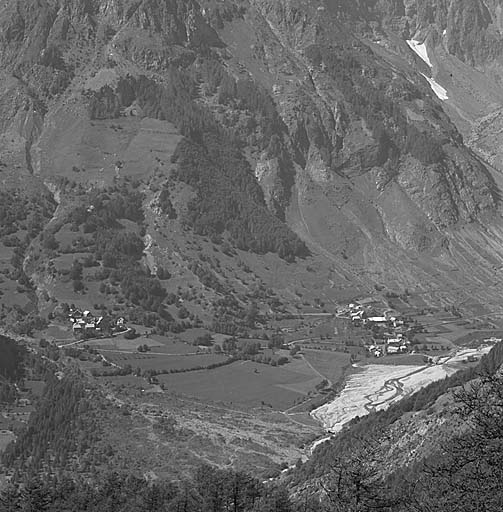 Les Fermonds (à gauche), le Châtelard et les Gondouins. Vue prise du chemin de Méollion à l'Aupet.