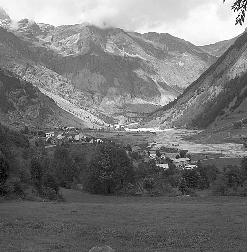 Le Châtelard et les Gondouins. Vue prise des Martins.