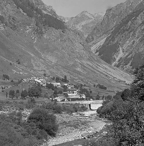 Le Châtelard et les Gondouins. Vue prise des Borels.