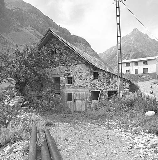 Façade sud. A noter la reprise de construction sur le pignon qui était peut-être autrefois bardé, et l'agrandissement à droite.