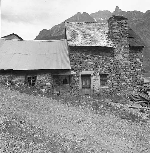 A noter la cheminée qui dans sa partie inférieure (rez-de-chaussée) se confond avec le mur-gouttereau, mais qui semble indépendante de celui-ci dans la partie supérieure (premier étage). Datée 1833.