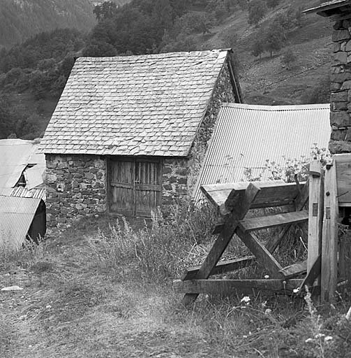 L'entrée de grange à l'arrière de la maison est de plain-pied.