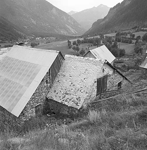 Maison agrandie par la construction d'un second bâtiment dans le prolongement de l'entrée de grange. A noter le bardage sur la partie mitoyenne du mur.
