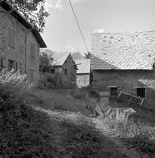Chemin de terre à l'intérieur du hameau.