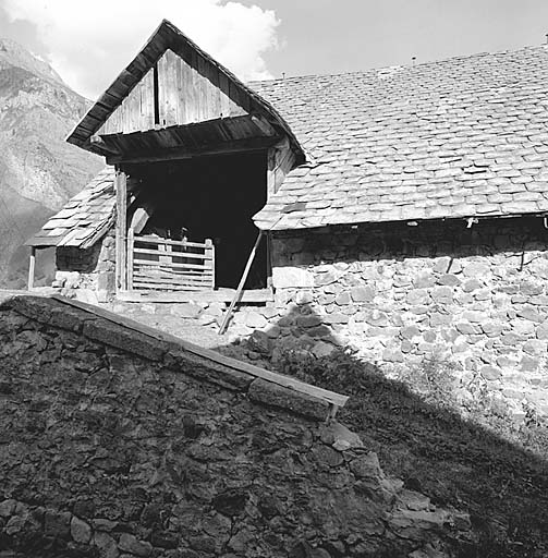 Entrée de grange. Les clous qui dépassent du toit permettaient au couvreur de s'attacher solidement pour le réparer.