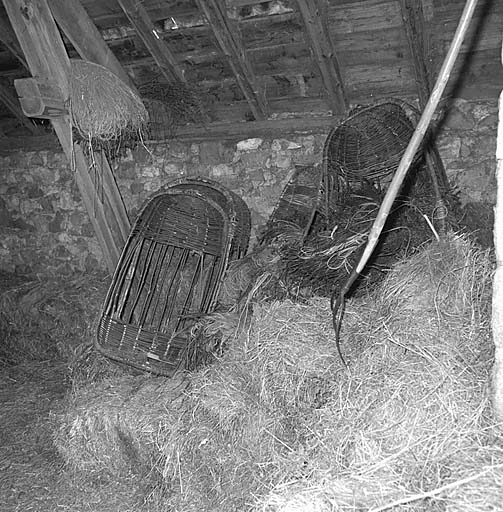 Carnaou : hottes dans lesquelles on descend le foin de la grange à l'écurie pendant l'hiver.