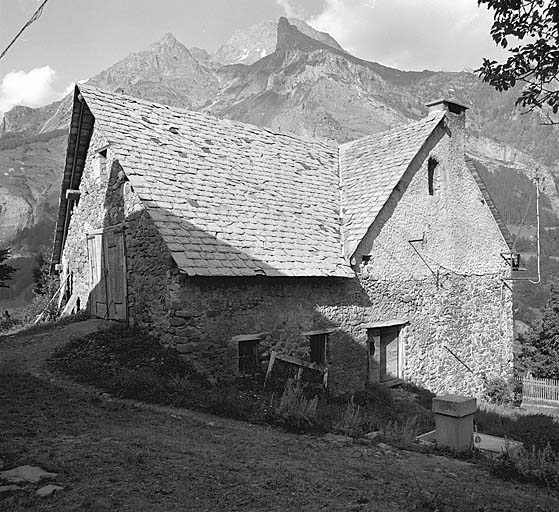 Maison formée de deux corps de bâtiments perpendiculaires comme on en trouve souvent dans le haut Champsaur.