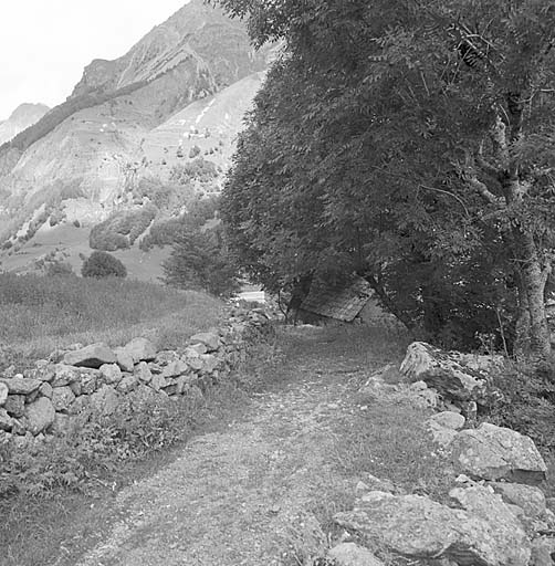 Chemin d'accès aux chalets du Tourrond. Noter la murette de pierres.