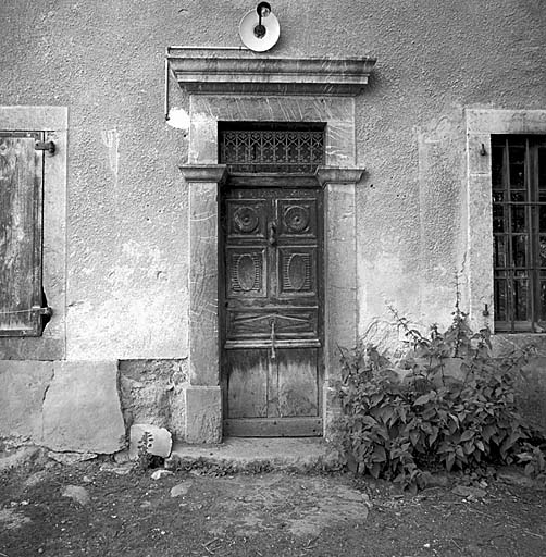 Porte d'entrée.