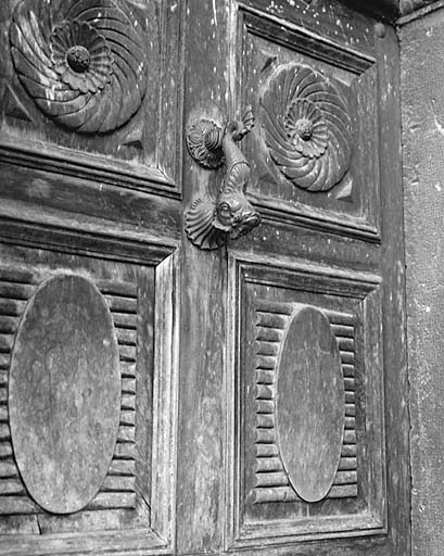 Porte d'entrée. Le marteau, détail.