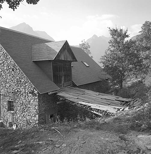 Le montage et l'entrée de grange.