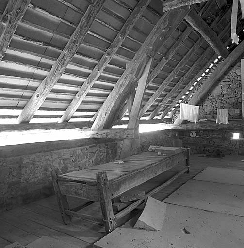 La grange. A noter l'entrait pincé entre deux pannes.