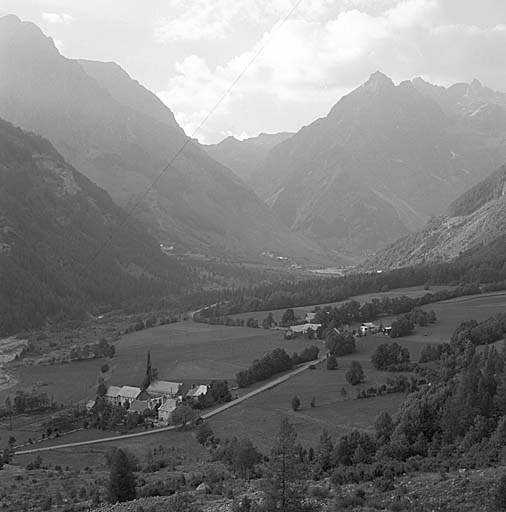 La vallée de Champoléon. Au premier plan les Martins. Vue prise des Rochas.