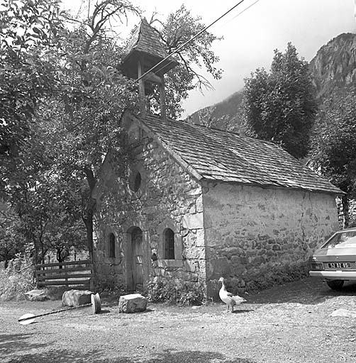 Façade ouest. Noter la corniche en molasse (comparer avec les Gubias).