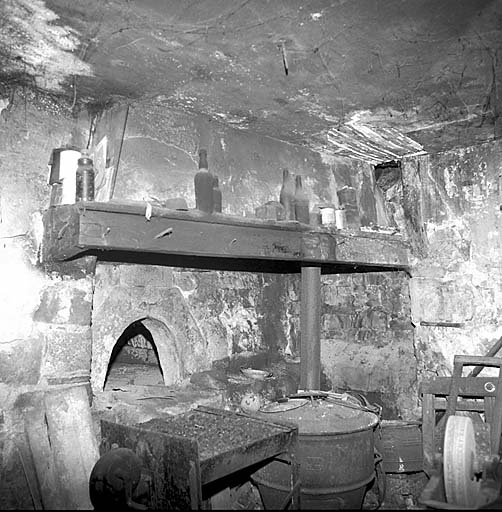 Parcelle 279, la cuisine. Four à pain construit sous la cheminée. Début XVIIIe siècle ? Le four et l'âtre se trouvent côte à côte sous la même hotte.