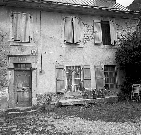 Le logis. A noter l'ordonnance de la façade et la menuiserie de la porte. Date 1833.