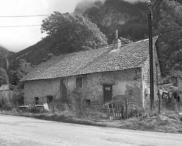 Maison à cuisine légèrement surélevée par rapport à l'étable et entrée de grange en façade. Façade ouest.