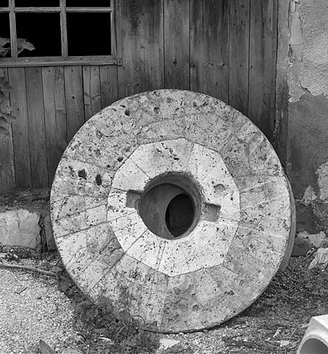 Les meules de l'ancien moulin ont été déposées devant la chapelle.