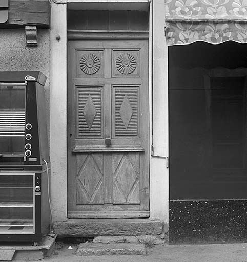 Maisons sur la Grand'rue au Pont-du-Fossé. La porte.