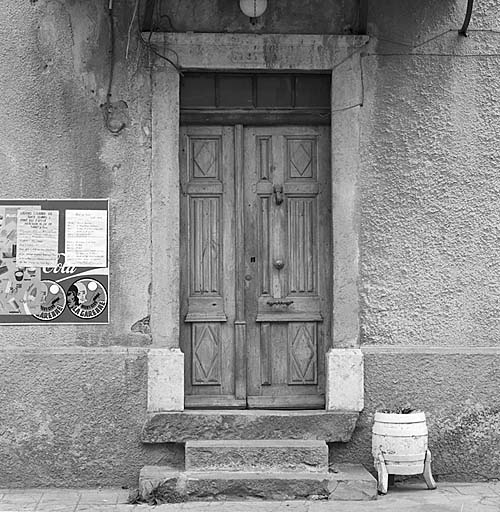 Maison au Pont-du-Fossé. La porte. Menuiserie à deux battants de taille inégale. Inscription J 1814 A sur le linteau.