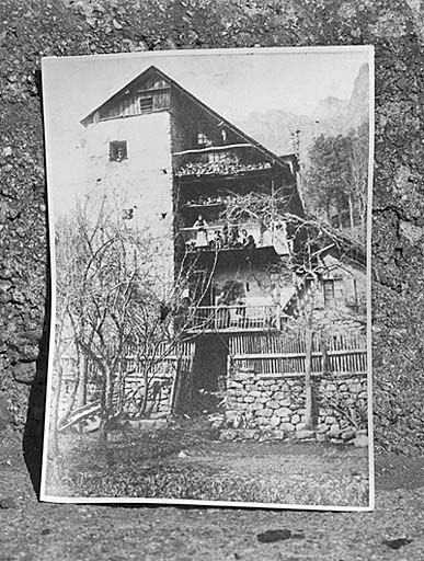Le château avant que l'étage supérieur n'ait été supprimé. Noter l'utilisation des trois balcons supérieurs où l'on fait sécher le bois.