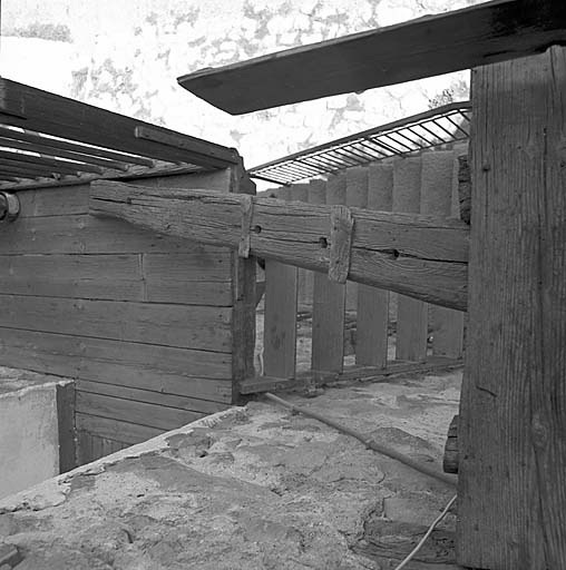 Passage entre les deux balcons du deuxième étage.