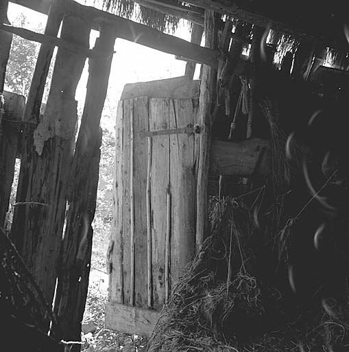 Le revers de la porte de la grange. Noter la façon dont les interstices entre les planches sont bouchés par des baguettes de bois.