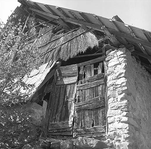 Pignon sud-est : la porte de la grange.