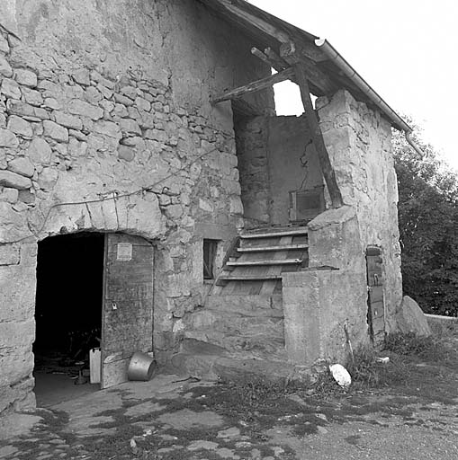 Auvent protégeant l'escalier qui va de la grange à l'écurie.