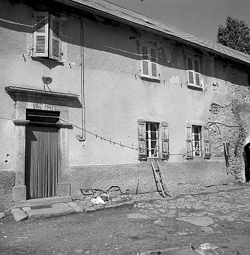Façade sud. Date 1866 sur le linteau de la porte.